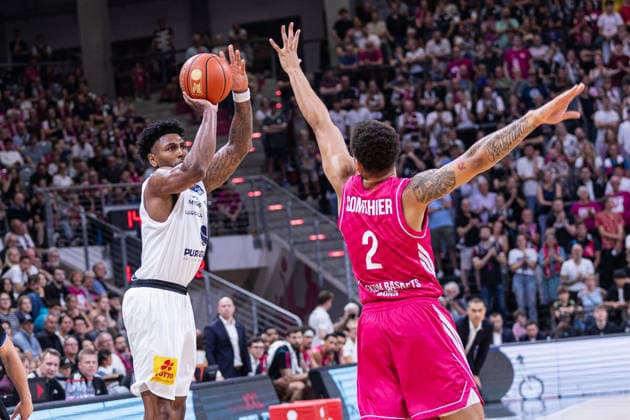 easyCredit Basketball Bundesliga, Telekom Baskets Bonn vs. Syntainics MBC, 27.09.2026 Anthony Gaines (SYNTAINICS MBC 11) über Alijah Comithier (Telekom Baskets Bonn 2) - easyCredit Basketball Bundesliga, Telekom Baskets Bonn vs. Syntainics MBC, 27.09.2026, Telekom Dome Bonn Copyright: xBEAUTIFULxSPORTS Derixx