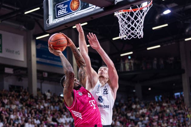 easyCredit Basketball Bundesliga, Telekom Baskets Bonn vs. Syntainics MBC, 27.09.2026 Jeff Garrett (Telekom Baskets Bonn 4) gegen Borisa Simanic (SYNTAINICS MBC 22) - easyCredit Basketball Bundesliga, Telekom Baskets Bonn vs. Syntainics MBC, 27.09.2026, Telekom Dome Bonn Copyright: xBEAUTIFULxSPORTS Derixx