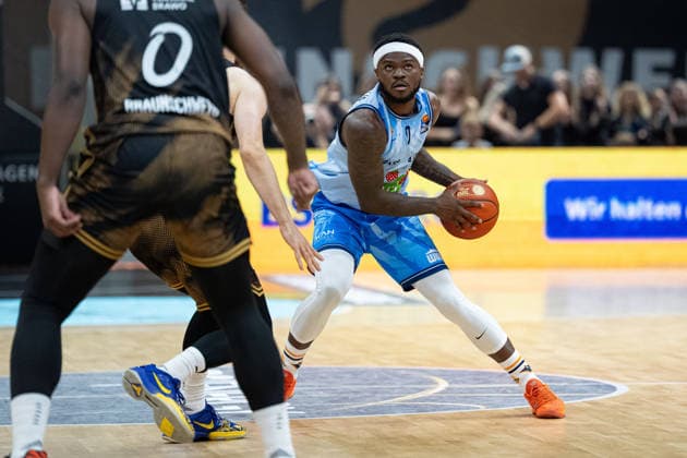 TJ Crockett Jr. (Nr. 0 Rostock Seawolves) gegenueber Zaba Bangala (Nr. 0 Basketball Loewen Braunschweig) GER, Basketball Loewen Braunschweig gegen Rostock Seawolves, Basketball, easyCredit BBL, Woche 3, Spielzeit 2026 27, 27.09.2026 GER, Basketball Loewen Braunschweig gegen Rostock Seawolves, Basketball, easyCredit BBL, Woche 3, Spielzeit 2026 27, 27.09.2026 Braunschweig Copyright: xEibner-Pressefoto DanielxREINELTx EP_DRT