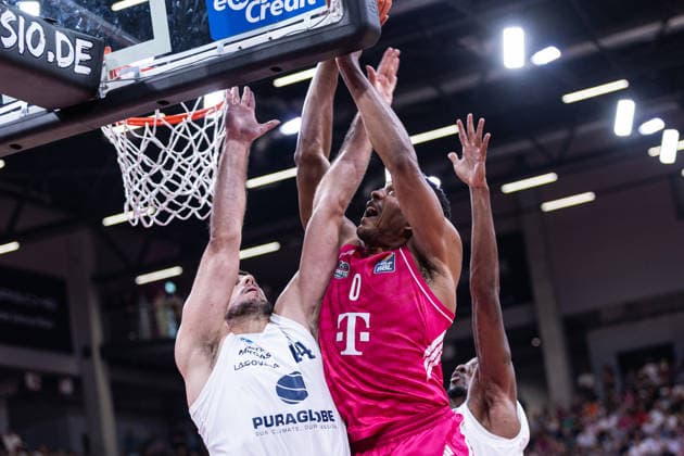 easyCredit Basketball Bundesliga, Telekom Baskets Bonn vs. Syntainics MBC, 27.09.2026 Marcus Foster(Telekom Baskets Bonn 0) gegen Jure Planinic (SYNTAINICS MBC 44) - easyCredit Basketball Bundesliga, Telekom Baskets Bonn vs. Syntainics MBC, 27.09.2026, Telekom Dome Bonn Copyright: xBEAUTIFULxSPORTS Derixx