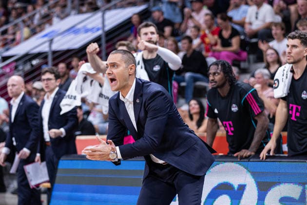 easyCredit Basketball Bundesliga, Telekom Baskets Bonn vs. Syntainics MBC, 27.09.2026 Marko Stankovic (Telekom Baskets Bonn - Headcoach) applaudiert - easyCredit Basketball Bundesliga, Telekom Baskets Bonn vs. Syntainics MBC, 27.09.2026, Telekom Dome Bonn Copyright: xBEAUTIFULxSPORTS Derixx