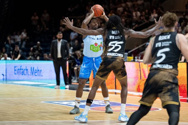 Jonathan Stove (Nr. 22 Rostock Seawolves) gegen Tajh Green (Nr. 55 Basketball Loewen Braunschweig) GER, Basketball Loewen Braunschweig gegen Rostock Seawolves, Basketball, easyCredit BBL, Woche 3, Spielzeit 2026 27, 27.09.2026 GER, Basketball Loewen Braunschweig gegen Rostock Seawolves, Basketball, easyCredit BBL, Woche 3, Spielzeit 2026 27, 27.09.2026 Braunschweig Copyright: xEibner-Pressefoto DanielxREINELTx EP_DRT