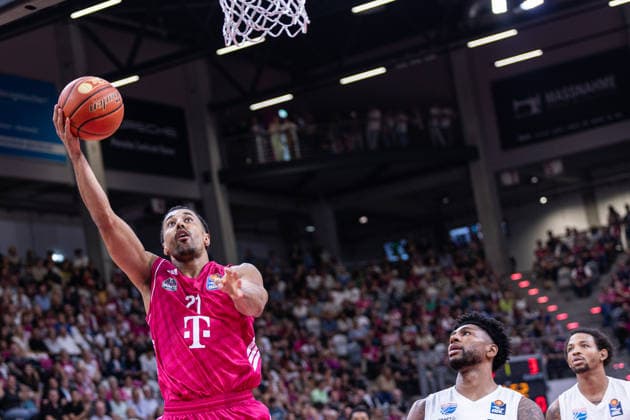 easyCredit Basketball Bundesliga, Telekom Baskets Bonn vs. Syntainics MBC, 27.09.2026 Joel Aminu (Telekom Baskets Bonn 21) punktet am Korb - easyCredit Basketball Bundesliga, Telekom Baskets Bonn vs. Syntainics MBC, 27.09.2026, Telekom Dome Bonn Copyright: xBEAUTIFULxSPORTS Derixx