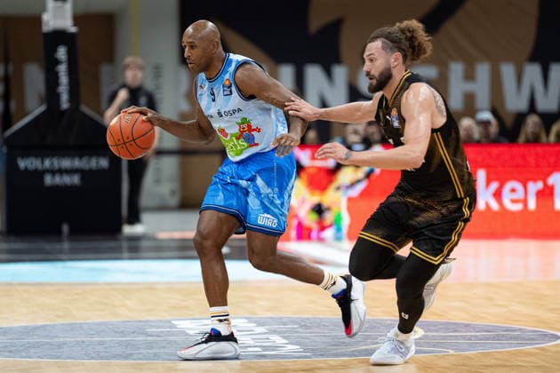 DeAndre Lansdowne (Nr. 9 Rostock Seawolves) gegen Devin Askew (Nr. 5 Basketball Loewen Braunschweig) GER, Basketball Loewen Braunschweig gegen Rostock Seawolves, Basketball, easyCredit BBL, Woche 3, Spielzeit 2026 27, 27.09.2026 GER, Basketball Loewen Braunschweig gegen Rostock Seawolves, Basketball, easyCredit BBL, Woche 3, Spielzeit 2026 27, 27.09.2026 Braunschweig Copyright: xEibner-Pressefoto DanielxREINELTx EP_DRT