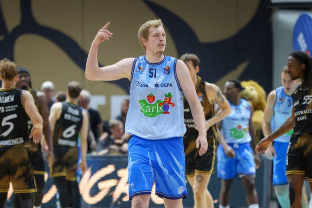 27.09.2026, xgox, Basketball - easyCredit BBL, Basketball Loewen Braunschweig - Rostock Seawolves emspor, v.l. Bent Leuchten (Rostock, 51) gibt Anweisungen, gestikuliert mit den Armen, gesticulate, gives instructions Braunschweig