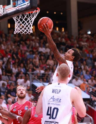 DeLonnie Hunt (MBC) legt den Ball beobachtet von Melvin Jostmann (Bonn) und Collin Welp (MBC), Bonn, Deutschland, 27.09.2026, Basketball Bundesliga, 3. Spieltag, Telekom Baskets Bonn vs Syntainics MBC.