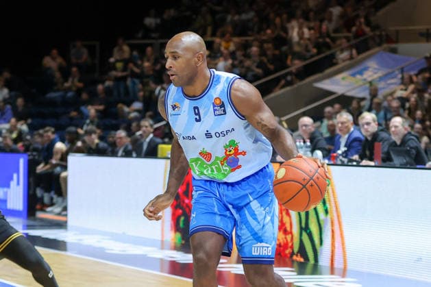 27.09.2026, xgox, Basketball - easyCredit BBL, Basketball Loewen Braunschweig - Rostock Seawolves emspor, v.l. DeAndre Lansdowne (Rostock, 9) am Ball, plays the ball Braunschweig