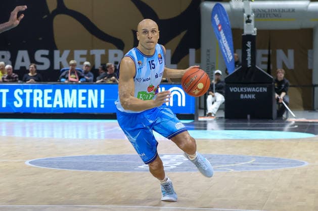 27.09.2026, xgox, Basketball - easyCredit BBL, Basketball Loewen Braunschweig - Rostock Seawolves emspor, v.l. Robin Amaize (Rostock, 15) am Ball, plays the ball Braunschweig
