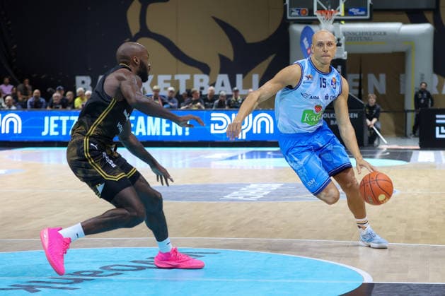 27.09.2026, xgox, Basketball - easyCredit BBL, Basketball Loewen Braunschweig - Rostock Seawolves emspor, v.l. Robin Amaize (Rostock, 15) am Ball, plays the ball Braunschweig