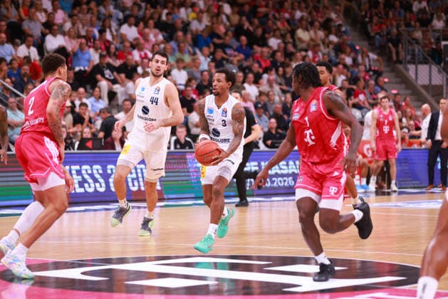 v.l. Alijah Comithier (Bonn), Jure Planinic (MBC), DeLonnie Hunt (MBC) am Ball und John-Michael Wright (Bonn), Bonn, Deutschland, 27.09.2026, Basketball Bundesliga, 3. Spieltag, Telekom Baskets Bonn vs Syntainics MBC.