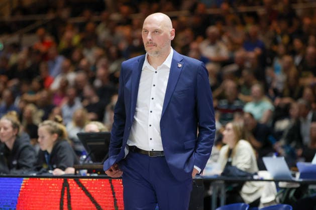 27.09.2026, xgox, Basketball - easyCredit BBL, Basketball Loewen Braunschweig - Rostock Seawolves emspor, v.l. Przemyslaw Frasunkiewicz (Rostock, Trainer) enttaeuscht, schaut enttaeuscht, niedergeschlagen, disappointed Braunschweig