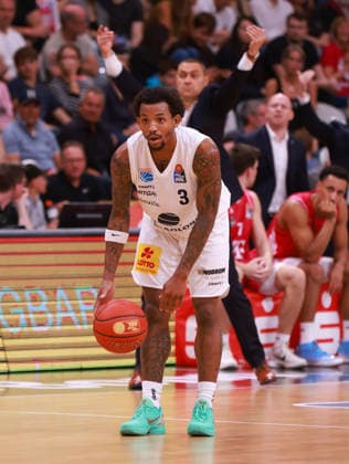 DeLonnie Hunt (MBC) am Ball vor Headcoach Marko Stankovic (Bonn), Bonn, Deutschland, 27.09.2026, Basketball Bundesliga, 3. Spieltag, Telekom Baskets Bonn vs Syntainics MBC.