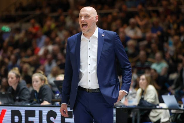 27.09.2026, xgox, Basketball - easyCredit BBL, Basketball Loewen Braunschweig - Rostock Seawolves emspor, v.l. Przemyslaw Frasunkiewicz (Rostock, Trainer) Reklamiert, beschwert sich, schimpft Braunschweig