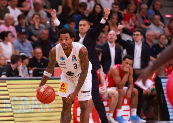 DeLonnie Hunt (MBC) am Ball vor Headcoach Marko Stankovic (Bonn), Bonn, Deutschland, 27.09.2026, Basketball Bundesliga, 3. Spieltag, Telekom Baskets Bonn vs Syntainics MBC.