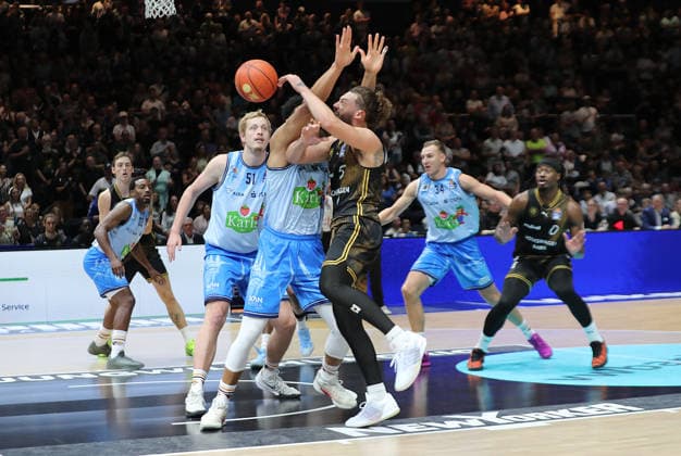 Devin Askew (Basketball Loewen Braunschweig) wird geblockt Basketball, Herren, Saison 2026 2027, easyCredit Basketball-Bundesliga, Basketball Loewen Braunschweig gegen Rostock Seawolves