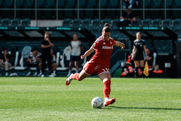 Deutschland, Fußball DFB - Pokal Frauen 2026 2027, 1. Runde - Borussia Mönchengladbach vs FC Bayern München (ista - Borussia - Park): Fernschuss, Schuss, Sarah Mattner-Trembleau (Bayern München, 11), Chance, Torschuss Copyright: xThiemoxRudolphx
