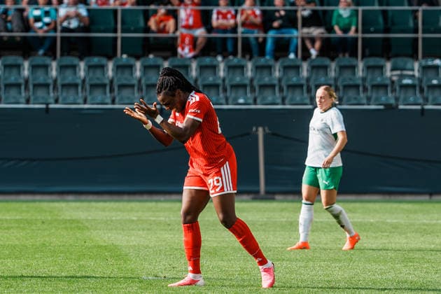 Deutschland, Fußball DFB - Pokal Frauen 2026 2027, 1. Runde - Borussia Mönchengladbach vs FC Bayern München (ista - Borussia - Park): Edna Imade (Bayern München, 29) Ärger nach Torchance, Chance, Emotionen, Gestik, Mimik Copyright: xThiemoxRudolphx