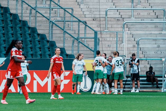 Deutschland, Fußball DFB - Pokal Frauen 2026 2027, 1. Runde - Borussia Mönchengladbach vs FC Bayern München (ista - Borussia - Park): Jubel, Tor, Freude, feiern, Spass, Emotionen Luca Graf (Borussia Mönchengladbach, 13), Enttäuschung Edna Imade (Bayern München, 29) Copyright: xThiemoxRudolphx