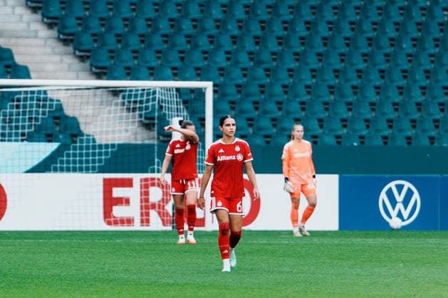 Deutschland, Fußball DFB - Pokal Frauen 2026 2027, 1. Runde - Borussia Mönchengladbach vs FC Bayern München (ista - Borussia - Park): Emotionen, Fokus, Enttäuschung bei Kassandra Potsi (Bayern München, 6) nach Rückstand, Favorit Copyright: xThiemoxRudolphx