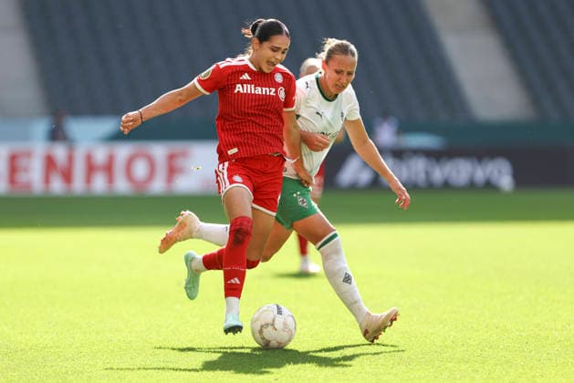 Kassandra Potsi (FC Bayern Muenchen) und Yvonne Zielinski (Borussia Moenchengladbach) im Zweikampf waehrend des Spiels des DFB-Pokal der Frauen zwischen Borussia Moenchengladbach und FC Bayern Muenchen, ista-Borussia-Park am 27. September 2026 in Moenchengladbach, Deutschland. (Foto von Oliver Kaelke DeFodi Images) +++ Kassandra Potsi (FC Bayern Muenchen) und Yvonne Zielinski (Borussia Moenchengladbach) battle for the ball during the DFB-Pokal der Frauen match between Borussia Moenchengladbach and FC Bayern Muenchen at ista-Borussia-Park on September 27, 2026 in Moenchengladbach, Germany. (Photo by Oliver Kaelke DeFodi Images) DFB DFL REGULATIONS PROHIBIT ANY USE OF PHOTOGRAPHS AS IMAGE SEQUENCES AND OR QUASI-VIDEO. (Photo by Oliver Kaelke DeFodi Images) -