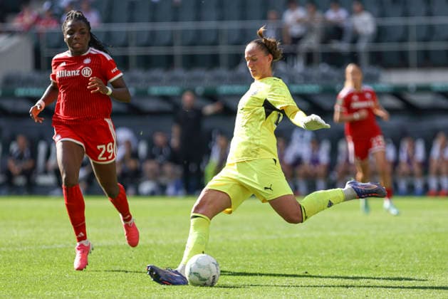 Torfrau Luisa Palmen (Borussia Moenchengladbach) in Aktion, am Ball, Einzelaktion waehrend des Spiels des DFB-Pokal der Frauen zwischen Borussia Moenchengladbach und FC Bayern Muenchen, ista-Borussia-Park am 27. September 2026 in Moenchengladbach, Deutschland. (Foto von Oliver Kaelke DeFodi Images) +++ Torfrau Luisa Palmen (Borussia Moenchengladbach) controls the ball during the DFB-Pokal der Frauen match between Borussia Moenchengladbach and FC Bayern Muenchen at ista-Borussia-Park on September 27, 2026 in Moenchengladbach, Germany. (Photo by Oliver Kaelke DeFodi Images) DFB DFL REGULATIONS PROHIBIT ANY USE OF PHOTOGRAPHS AS IMAGE SEQUENCES AND OR QUASI-VIDEO. (Photo by Oliver Kaelke DeFodi Images) -