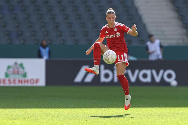 Sarah Mattner-Trembleau (FC Bayern Muenchen) in Aktion, am Ball, Einzelaktion waehrend des Spiels des DFB-Pokal der Frauen zwischen Borussia Moenchengladbach und FC Bayern Muenchen, ista-Borussia-Park am 27. September 2026 in Moenchengladbach, Deutschland. (Foto von Oliver Kaelke DeFodi Images) +++ Sarah Mattner-Trembleau (FC Bayern Muenchen) controls the ball during the DFB-Pokal der Frauen match between Borussia Moenchengladbach and FC Bayern Muenchen at ista-Borussia-Park on September 27, 2026 in Moenchengladbach, Germany. (Photo by Oliver Kaelke DeFodi Images) DFB DFL REGULATIONS PROHIBIT ANY USE OF PHOTOGRAPHS AS IMAGE SEQUENCES AND OR QUASI-VIDEO. (Photo by Oliver Kaelke DeFodi Images) -
