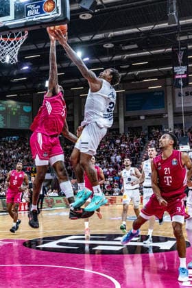 DeLonnie Hunt (SYNTAINICS MBC, 03) vs Jeff Garrett Jr. (Telekom Baskets Bonn, 04), Joel Aminu (Telekom Baskets Bonn, 21) und der ehemalige Spieler von SYNTAINICS MBC, Marcus Foster (Telekom Baskets Bonn, 00) schauen zu Telekom Baskets Bonn vs. SYNTAINICS MBC, Basketball, easy Credit BBL, 03. Spieltag, 2026 2027, 27.09.2026 Telekom Baskets Bonn vs. SYNTAINICS MBC, Basketball, easy Credit BBL, 03. Spieltag, 2026 2027, 27.09.2026 Bonn Copyright: xEibner-Pressefoto GerhardxWingenderx EP_GWR