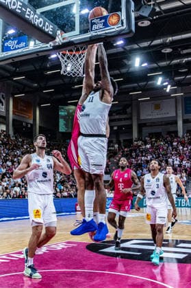 Anthony Gaines (SYNTAINICS MBC, 11), Jure Planinic (SYNTAINICS MBC, 44) am Korb, DeLonnie Hunt (SYNTAINICS MBC, 03), Jeff Garrett Jr. (Telekom Baskets Bonn, 04), Borisa Simanic (SYNTAINICS MBC, 22) schauen zu Telekom Baskets Bonn vs. SYNTAINICS MBC, Basketball, easy Credit BBL, 03. Spieltag, 2026 2027, 27.09.2026 Telekom Baskets Bonn vs. SYNTAINICS MBC, Basketball, easy Credit BBL, 03. Spieltag, 2026 2027, 27.09.2026 Bonn Copyright: xEibner-Pressefoto GerhardxWingenderx EP_GWR