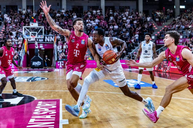 Kris Clyburn (SYNTAINICS MBC, 21) vs Alijah Comithier (Telekom Baskets Bonn, 02), Aleksa Kovacevic (Telekom Baskets Bonn, 11), John-Michael Wright (Telekom Baskets Bonn, 01), Anthony Gaines (SYNTAINICS MBC, 11) Telekom Baskets Bonn vs. SYNTAINICS MBC, Basketball, easy Credit BBL, 03. Spieltag, 2026 2027, 27.09.2026 Telekom Baskets Bonn vs. SYNTAINICS MBC, Basketball, easy Credit BBL, 03. Spieltag, 2026 2027, 27.09.2026 Bonn Copyright: xEibner-Pressefoto GerhardxWingenderx EP_GWR