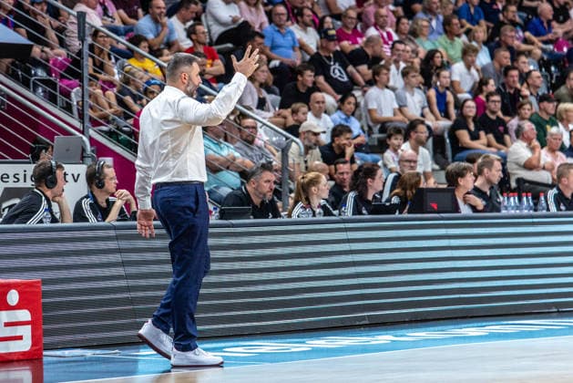 Vladimir Jovanovic (SYNTAINICS MBC, Head Coach) hat das Jacket ausgezogen und ist aufgeregt Telekom Baskets Bonn vs. SYNTAINICS MBC, Basketball, easy Credit BBL, 03. Spieltag, 2026 2027, 27.09.2026 Telekom Baskets Bonn vs. SYNTAINICS MBC, Basketball, easy Credit BBL, 03. Spieltag, 2026 2027, 27.09.2026 Bonn Copyright: xEibner-Pressefoto GerhardxWingenderx EP_GWR