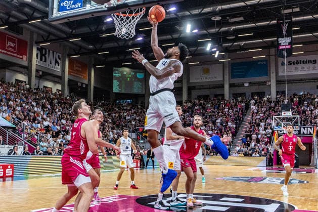 Anthony Gaines (SYNTAINICS MBC, 11) frei am Korb, Patrick Heckmann (Telekom Baskets Bonn, 33), Melvin Jostmann (Telekom Baskets Bonn, 12), Alijah Comithier (Telekom Baskets Bonn, 02), Jure Planinic (SYNTAINICS MBC, 44) schauen zu Telekom Baskets Bonn vs. SYNTAINICS MBC, Basketball, easy Credit BBL, 03. Spieltag, 2026 2027, 27.09.2026 Telekom Baskets Bonn vs. SYNTAINICS MBC, Basketball, easy Credit BBL, 03. Spieltag, 2026 2027, 27.09.2026 Bonn Copyright: xEibner-Pressefoto GerhardxWingenderx EP_GWR