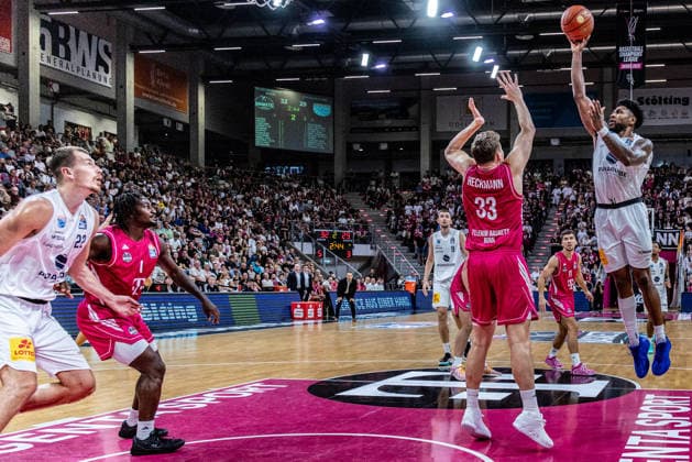 Anthony Gaines (SYNTAINICS MBC, 11) vs Patrick Heckmann (Telekom Baskets Bonn, 33), Borisa Simanic (SYNTAINICS MBC, 22), Kresimir Nikic (SYNTAINICS MBC, 09), Aleksa Kovacevic (Telekom Baskets Bonn, 11) und Kresimir Nikic (SYNTAINICS MBC, 09) schauen zu Telekom Baskets Bonn vs. SYNTAINICS MBC, Basketball, easy Credit BBL, 03. Spieltag, 2026 2027, 27.09.2026 Telekom Baskets Bonn vs. SYNTAINICS MBC, Basketball, easy Credit BBL, 03. Spieltag, 2026 2027, 27.09.2026 Bonn Copyright: xEibner-Pressefoto GerhardxWingenderx EP_GWR