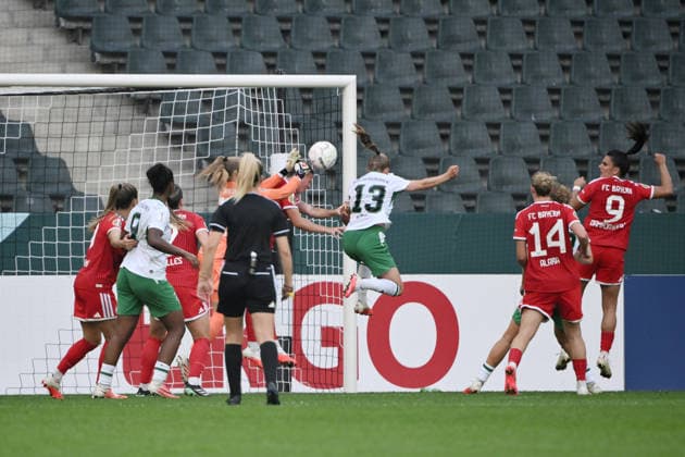 Luca Graf (Borussia Mönchengladbach), mi., erzielt mit diesem Kopfball das Tor zum 1:0 27.09.2026, Fussball DFB Pokal Frauen 2026 2027, 1. Runde, Borussia Mönchengladbach - FC Bayern München DFB regulations prohibit any use of photographs as image sequences and or quasi-video Moenchengladbach Ista-Borussia-Park Nordrhein Westfalen Deutschland
