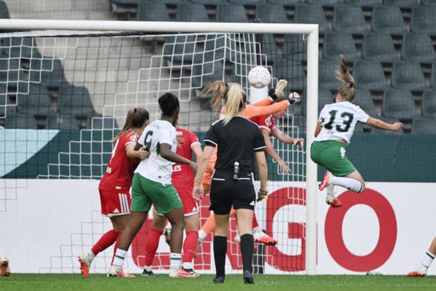 Luca Graf (Borussia Mönchengladbach), re., erzielt mit diesem Kopfball das Tor zum 1:0 27.09.2026, Fussball DFB Pokal Frauen 2026 2027, 1. Runde, Borussia Mönchengladbach - FC Bayern München DFB regulations prohibit any use of photographs as image sequences and or quasi-video Moenchengladbach Ista-Borussia-Park Nordrhein Westfalen Deutschland