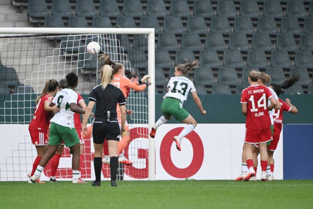 Luca Graf (Borussia Mönchengladbach), mi., erzielt mit diesem Kopfball das Tor zum 1:0 27.09.2026, Fussball DFB Pokal Frauen 2026 2027, 1. Runde, Borussia Mönchengladbach - FC Bayern München DFB regulations prohibit any use of photographs as image sequences and or quasi-video Moenchengladbach Ista-Borussia-Park Nordrhein Westfalen Deutschland