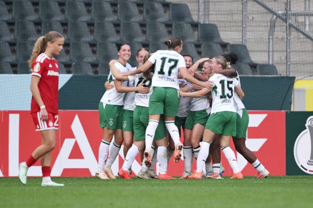 Jubel 1:0, Torschützin Luca Graf (Borussia Mönchengladbach), 3. v.re., wird von ihren Mitspielerinnen gefeiert 27.09.2026, Fussball DFB Pokal Frauen 2026 2027, 1. Runde, Borussia Mönchengladbach - FC Bayern München DFB regulations prohibit any use of photographs as image sequences and or quasi-video Moenchengladbach Ista-Borussia-Park Nordrhein Westfalen Deutschland