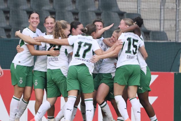 Jubel 1:0, Torschützin Luca Graf (Borussia Mönchengladbach), 3. v.re., wird von ihren Mitspielerinnen gefeiert 27.09.2026, Fussball DFB Pokal Frauen 2026 2027, 1. Runde, Borussia Mönchengladbach - FC Bayern München DFB regulations prohibit any use of photographs as image sequences and or quasi-video Moenchengladbach Ista-Borussia-Park Nordrhein Westfalen Deutschland