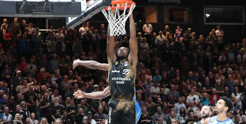 Dunking Tajh Green (Basketball Loewen Braunschweig) Basketball, Herren, Saison 2026 2027, easyCredit Basketball-Bundesliga, Basketball Loewen Braunschweig gegen Rostock Seawolves