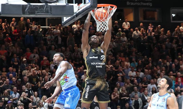 Dunking Tajh Green (Basketball Loewen Braunschweig) Basketball, Herren, Saison 2026 2027, easyCredit Basketball-Bundesliga, Basketball Loewen Braunschweig gegen Rostock Seawolves