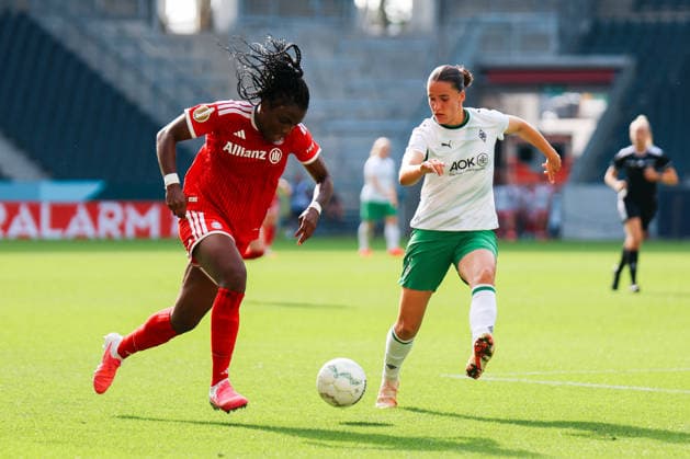DFB-Pokal der Frauen: Borussia Mönchengladbach - FC Bayern München; 27.09.2026 Edna Imade (FC Bayern München, 29) im Zweikampf mit Maresa Arici (Borussia Mönchengladbach, 26) DFB-Pokal der Frauen: Borussia Mönchengladbach - FC Bayern München; Mönchengladbach, ista-Borussia-Park; 27.09.2026. DFB REGULATIONS PROHIBIT ANY USE OF PHOTOGRAPHS AS IMAGE SEQUENCES AND OR QUASI-VIDEO. Copyright: xBEAUTIFULxSPORTS Freisenx