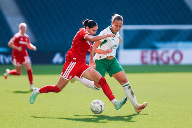 DFB-Pokal der Frauen: Borussia Mönchengladbach - FC Bayern München; 27.09.2026 Kassandra Potsi (FC Bayern München, 6) im Zweikampf mit Yvonne Zielinski (Borussia Mönchengladbach, 17) DFB-Pokal der Frauen: Borussia Mönchengladbach - FC Bayern München; Mönchengladbach, ista-Borussia-Park; 27.09.2026. DFB REGULATIONS PROHIBIT ANY USE OF PHOTOGRAPHS AS IMAGE SEQUENCES AND OR QUASI-VIDEO. Copyright: xBEAUTIFULxSPORTS Freisenx