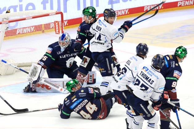 27.09.2026, GER ,DEU, Deutschland, Jonas Neffin ( Eisbaeren Berlin 75 ), Adam Smith ( Eisbaeren Berlin 4 ), Brandon Davidson ( Eisbaeren Berlin 44 ), Cole Maier (Iserlohn Roosters 14), CHRISTIAN THOMAS (Iserlohn Roosters 27) nordphoto GmbH Engler Berlin Uber-Arena Berlin Deutschland Copyright: xNordphotox xEnglerx
