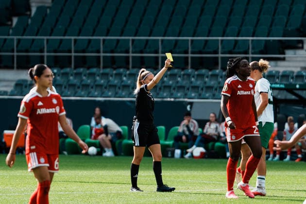 Deutschland, Fußball DFB - Pokal Frauen 2026 2027, 1. Runde - Borussia Mönchengladbach vs FC Bayern München (ista - Borussia - Park): Julia Boike (Schiedsrichterin) gibt gelbe Karte, Verwarnung Copyright: xThiemoxRudolphx
