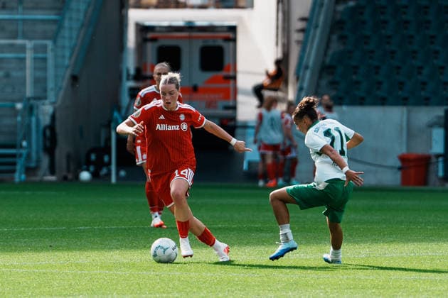 Deutschland, Fußball DFB - Pokal Frauen 2026 2027, 1. Runde - Borussia Mönchengladbach vs FC Bayern München (ista - Borussia - Park): Dribbling, Ballbesitz, am Ball, Spielaufbau, Übersicht, Alara Åžehitler Alara Sehitler (Bayern München, 14) gegen Alina Abdii (Borussia Mönchengladbach, 11) Copyright: xThiemoxRudolphx