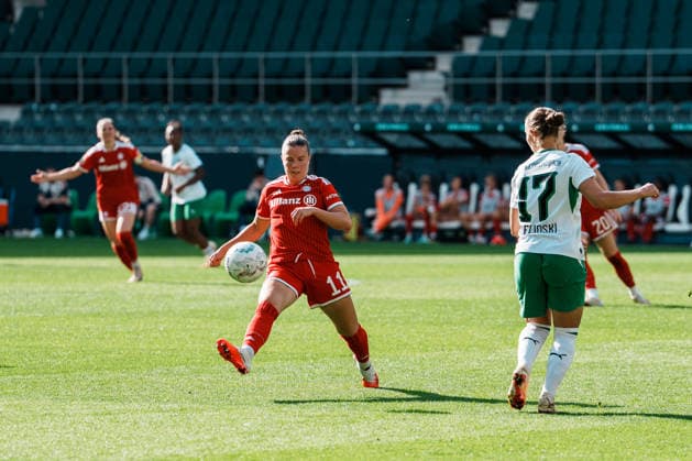 Deutschland, Fußball DFB - Pokal Frauen 2026 2027, 1. Runde - Borussia Mönchengladbach vs FC Bayern München (ista - Borussia - Park): Sarah Mattner-Trembleau (Bayern München, 11) will Ball von Yvonne Zielinski (Borussia Mönchengladbach, 17) blocken, Pressing Copyright: xThiemoxRudolphx