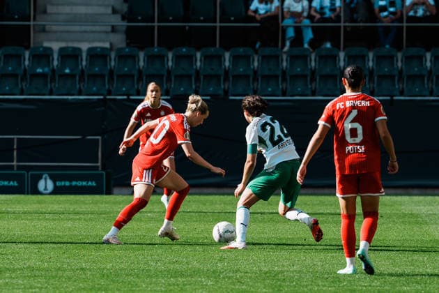 Deutschland, Fußball DFB - Pokal Frauen 2026 2027, 1. Runde - Borussia Mönchengladbach vs FC Bayern München (ista - Borussia - Park): Franziska Kett (Bayern München, 20), Dribbling, Ballbesitz, am Ball, Spielaufbau, Übersicht gegen Kristina Bartsch (Borussia Mönchengladbach, 22) Copyright: xThiemoxRudolphx