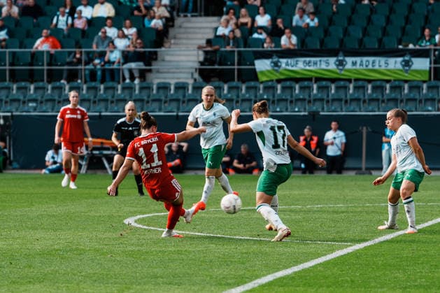 Deutschland, Fußball DFB - Pokal Frauen 2026 2027, 1. Runde - Borussia Mönchengladbach vs FC Bayern München (ista - Borussia - Park): Sarah Mattner-Trembleau (Bayern München, 11) Schuss, Torschuss, Block von Yvonne Zielinski (Borussia Mönchengladbach, 17) Copyright: xThiemoxRudolphx
