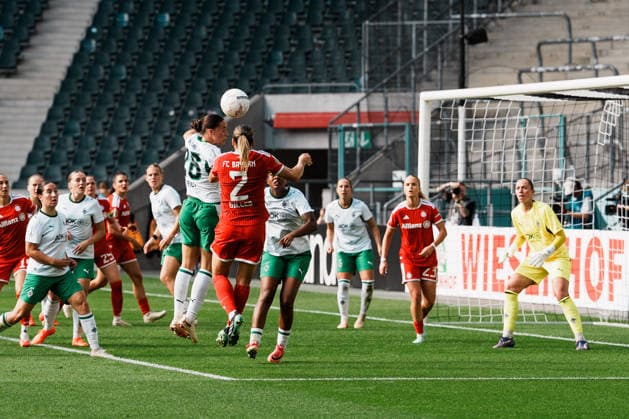 Deutschland, Fußball DFB - Pokal Frauen 2026 2027, 1. Runde - Borussia Mönchengladbach vs FC Bayern München (ista - Borussia - Park): Ecke, Kopfball, Duell, Strafraum, Maresa Arici (Borussia Mönchengladbach, 26), Vanessa Gilles (Bayern München, 2) Copyright: xThiemoxRudolphx