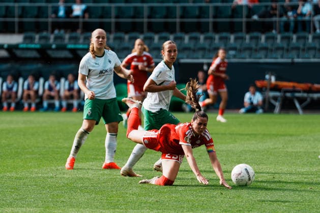 Deutschland, Fußball DFB - Pokal Frauen 2026 2027, 1. Runde - Borussia Mönchengladbach vs FC Bayern München (ista - Borussia - Park): Sarah Zadrazil (Bayern München, 25) fällt im Konter, Dribbling, Ballbesitz, am Ball, Spielaufbau, Übersicht Copyright: xThiemoxRudolphx