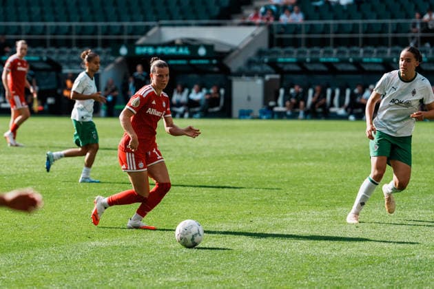 Deutschland, Fußball DFB - Pokal Frauen 2026 2027, 1. Runde - Borussia Mönchengladbach vs FC Bayern München (ista - Borussia - Park): Sarah Mattner-Trembleau (Bayern München, 11), Dribbling, Ballbesitz, am Ball, Spielaufbau, Übersicht, Copyright: xThiemoxRudolphx